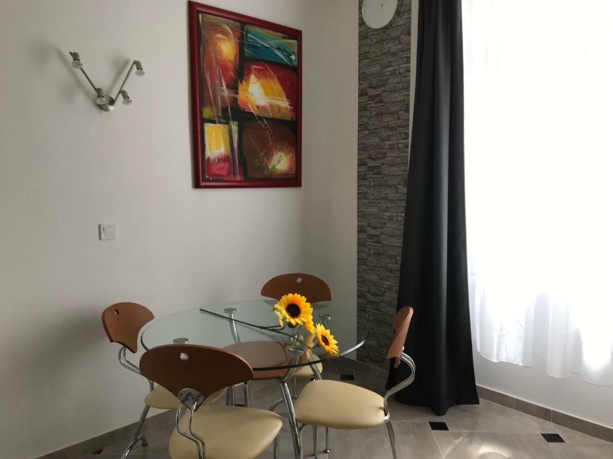 Apartament Sunflowers *