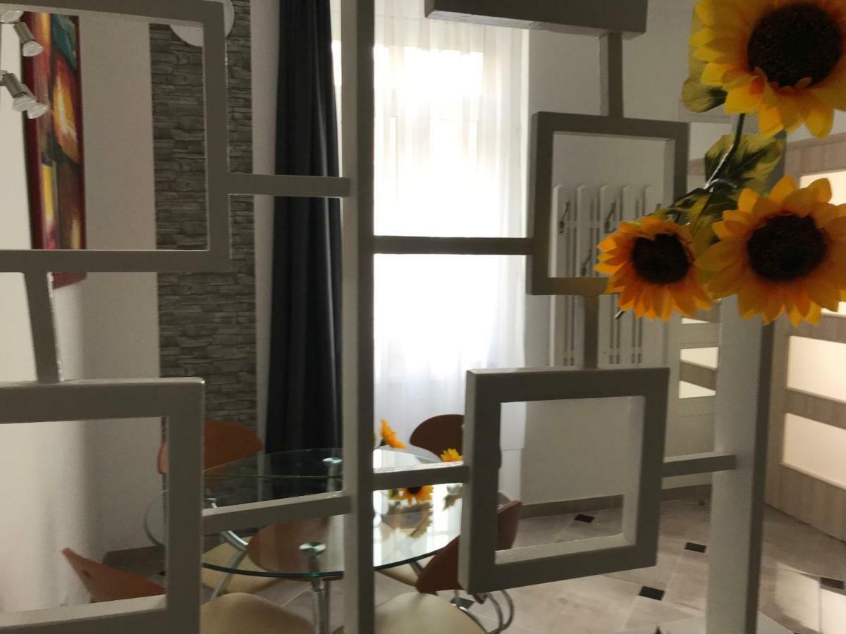 Apartament Sunflowers *